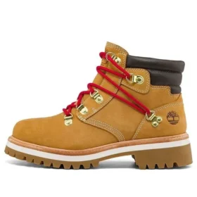 Holiday Luxe Wasserdichter Stiefel „Weizen Nubuck“