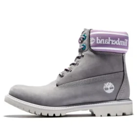 Premium 6-Inch Waterproof Boot „Graues Nubukleder mit violettem Logo am Kragen“