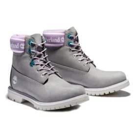 Premium 6-Inch Waterproof Boot „Graues Nubukleder mit violettem Logo am Kragen“